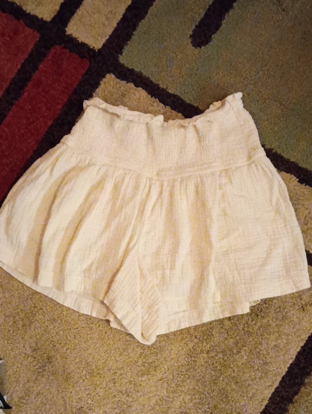Women’s Cream Smocked Waist Shorts Size Medium